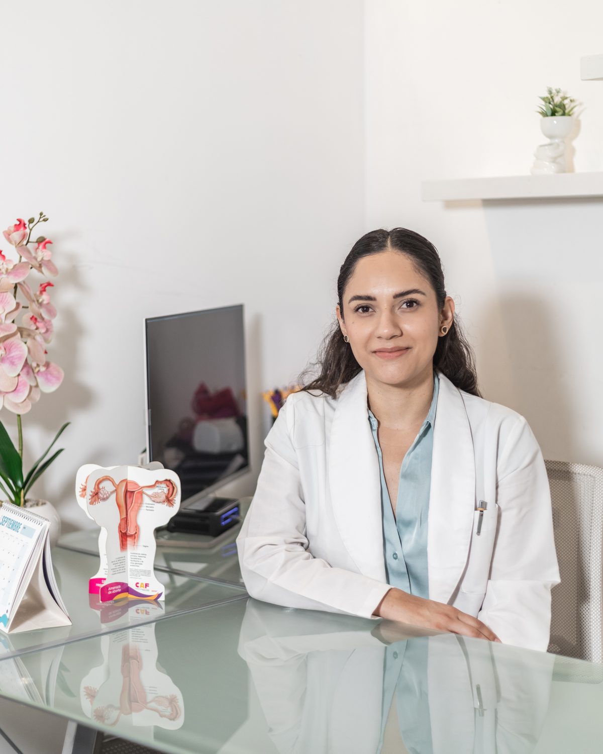 Dra. Aleyda Ramirez en consulta en Mia Clinicas de la Mujer