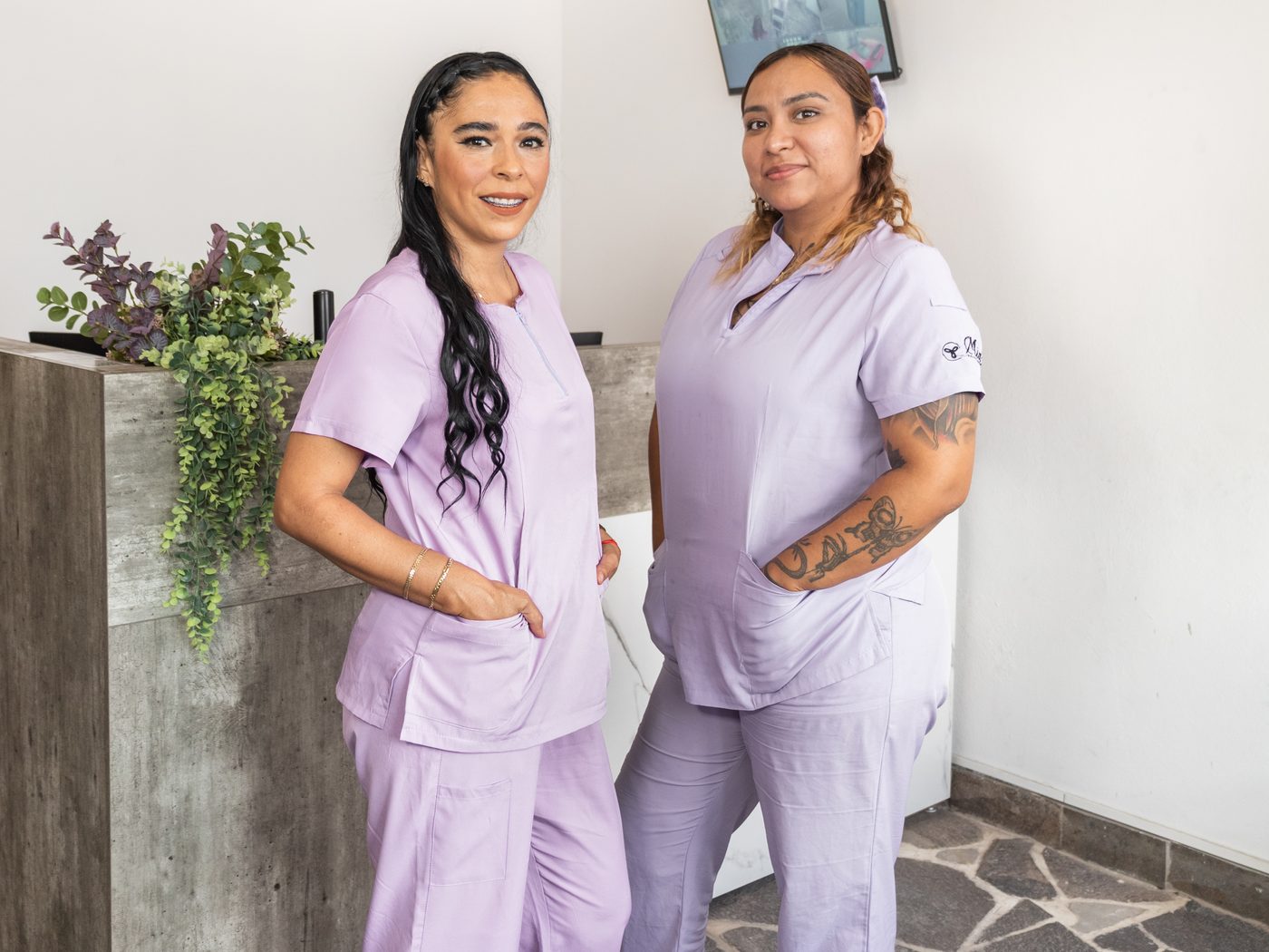 Dayane y Mayra en recepcion de Mia Clinicas de la Mujer
